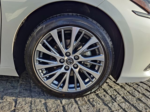 TOYOTA LEXUS ES300H 2019 Image 31