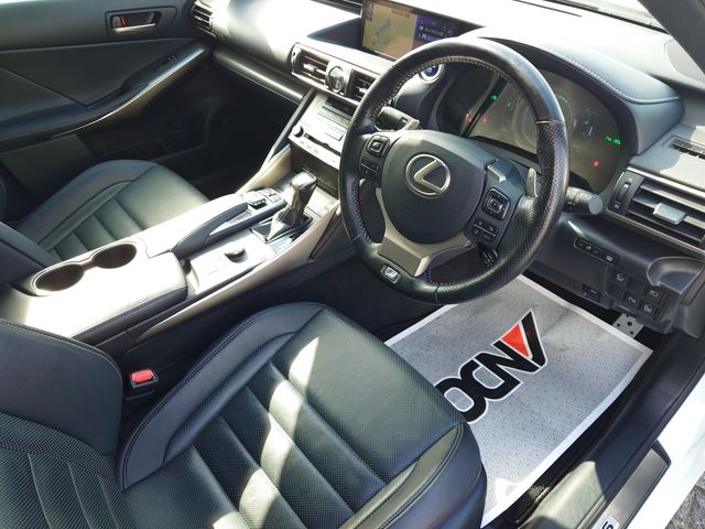 TOYOTA LEXUS IS300H 2018 Image 31