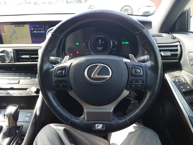 TOYOTA LEXUS IS300H 2018 Image 31