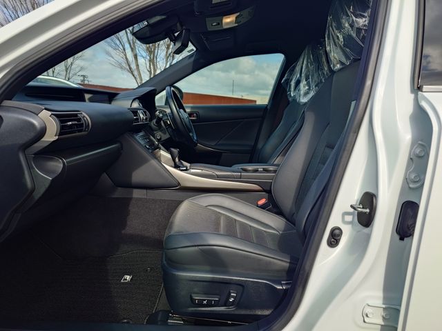 TOYOTA LEXUS IS300H 2018 Image 31