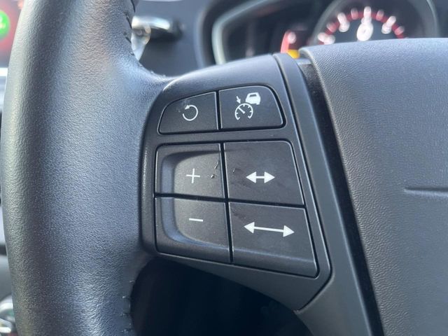 VOLVO V40 2019 Image 31