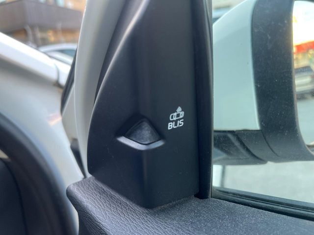 VOLVO V40 2019 Image 31