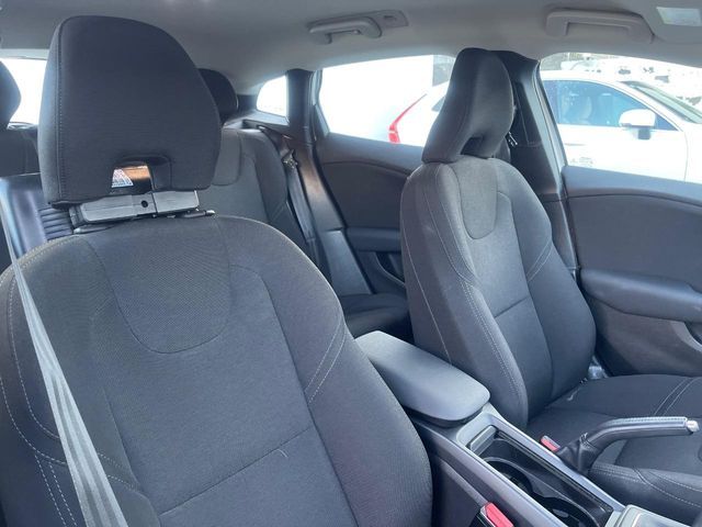 VOLVO V40 2019 Image 31