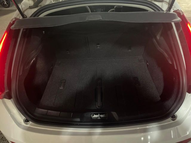 VOLVO V40 2019 Image 31