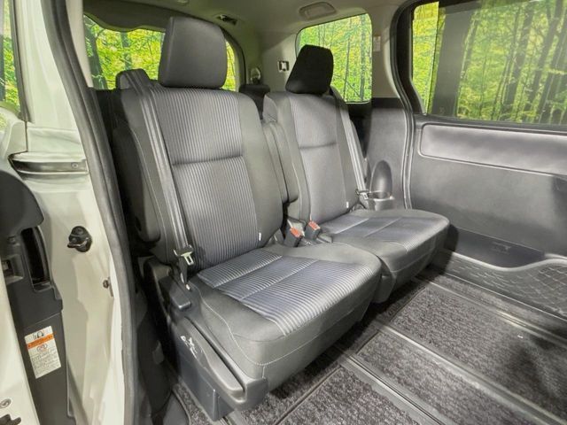 TOYOTA VOXY 2017 Image 31