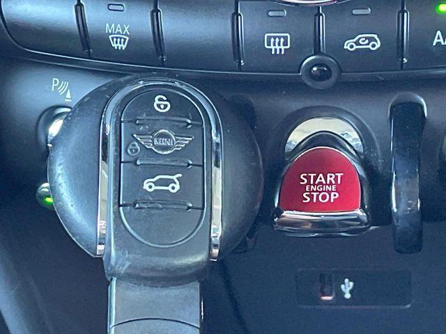 BMW MINI COOPER D 5DOOR 2019 Image 31