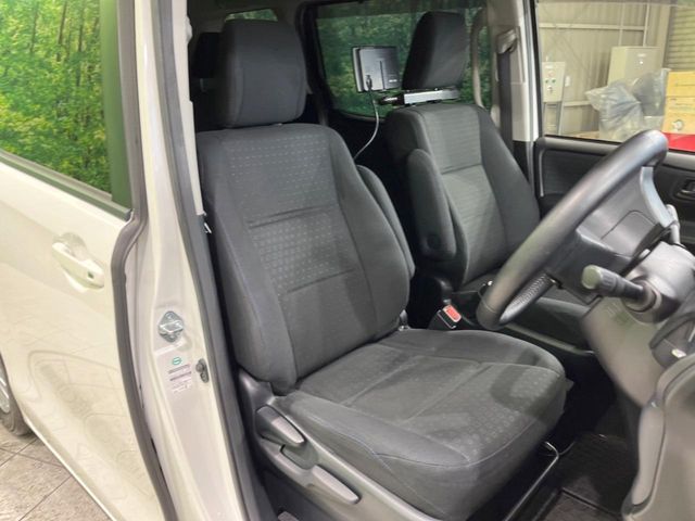 TOYOTA VOXY HYBRID 2015 Image 31