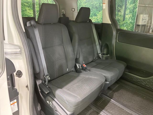 TOYOTA VOXY HYBRID 2015 Image 31