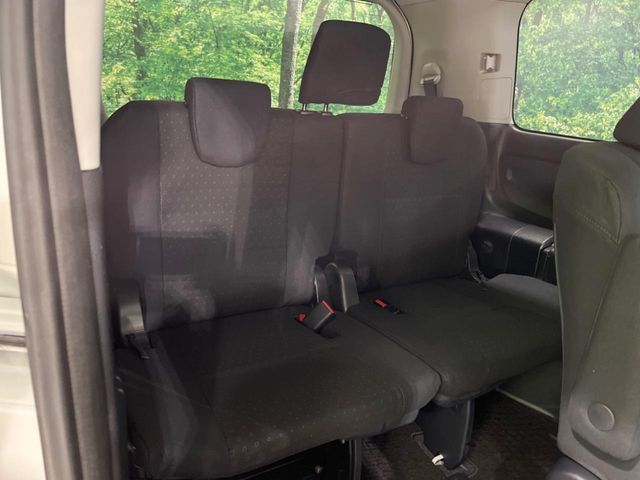 TOYOTA VOXY HYBRID 2015 Image 31