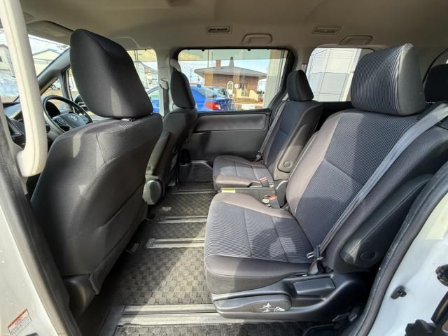 TOYOTA NOAH HYBRID 2014 Image 31