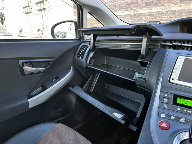 TOYOTA PRIUS 2015 Image 31