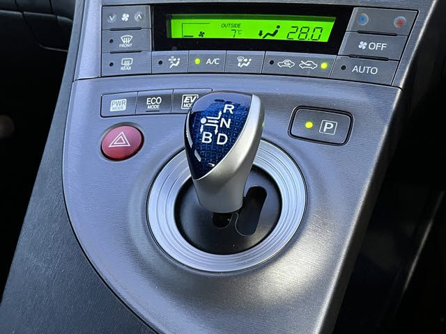 TOYOTA PRIUS 2015 Image 31