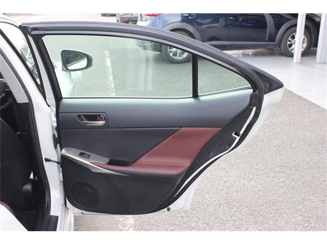 TOYOTA LEXUS IS300 2018 Image 31