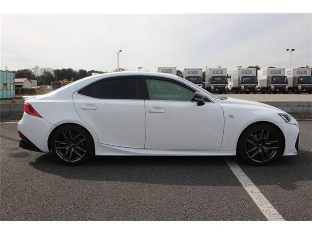 TOYOTA LEXUS IS350 2019 Image 31