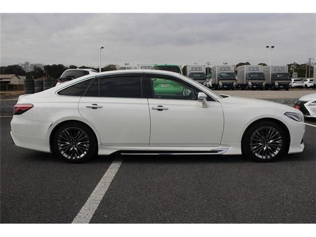 TOYOTA CROWN SEDAN HYBRID 2019 Image 31