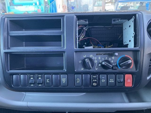 HINO DUTRO 2014 Image 31