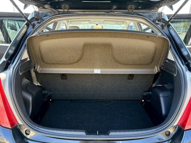 TOYOTA VITZ 2011 Image 31