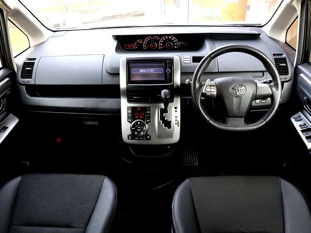 TOYOTA VOXY 2013 Image 31