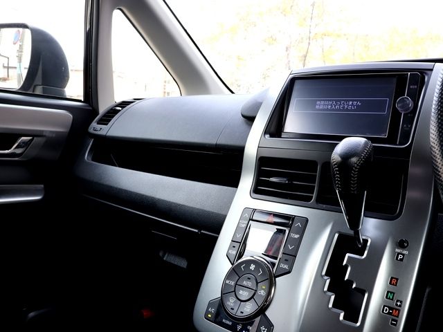 TOYOTA VOXY 2013 Image 31