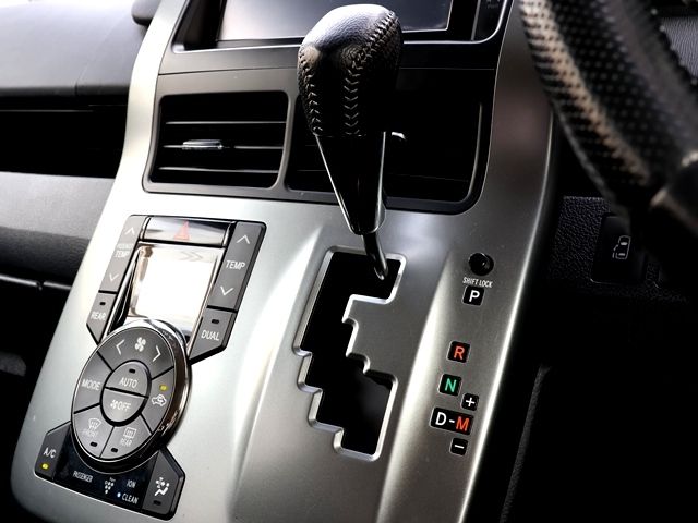 TOYOTA VOXY 2013 Image 31