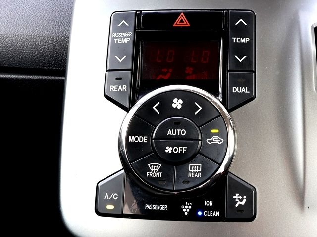 TOYOTA VOXY 2013 Image 31
