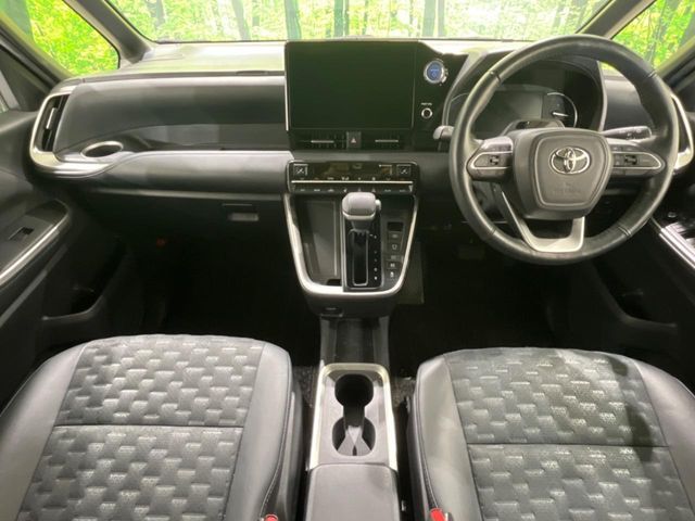 TOYOTA VOXY HYBRID 2022 Image 31