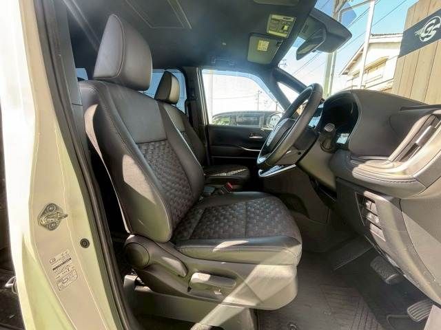 TOYOTA VOXY HYBRID 2022 Image 31