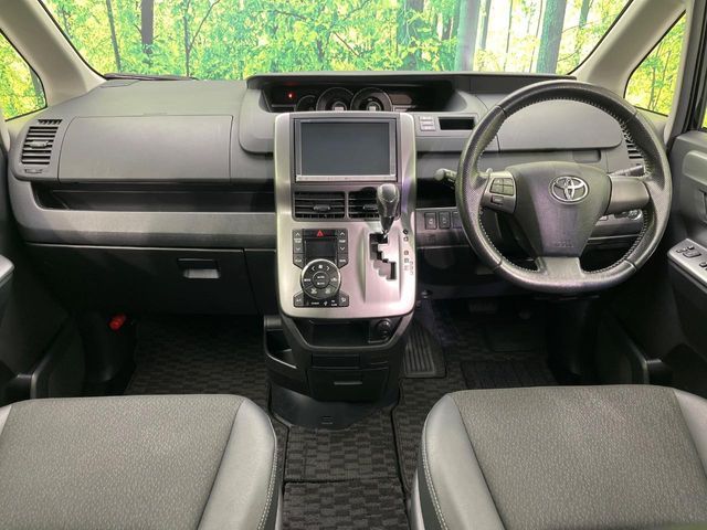 TOYOTA VOXY 2013 Image 31