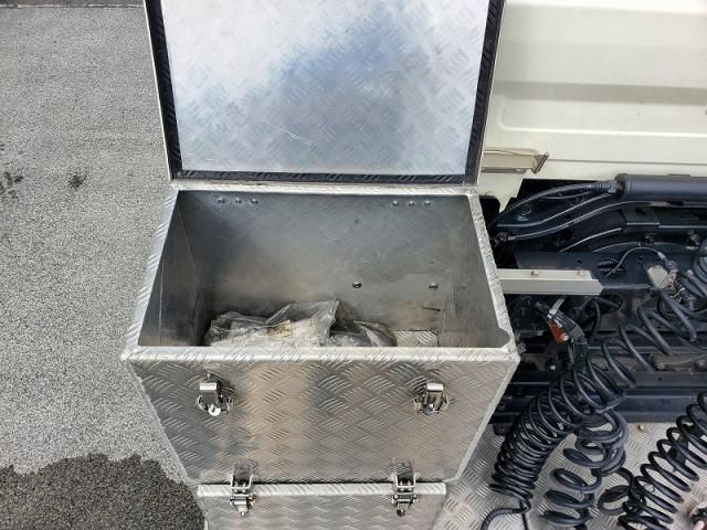 NISSAN DIESEL QUON 2016 Image 31