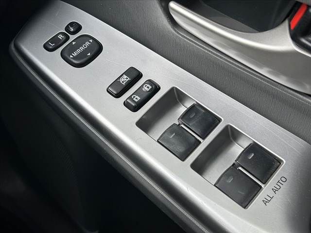 TOYOTA PRIUS ALPHA 2013 Image 31