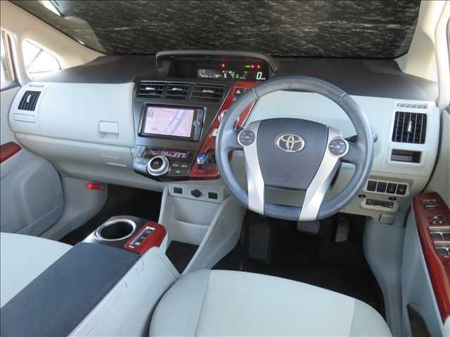 TOYOTA PRIUS ALPHA 2012 Image 31