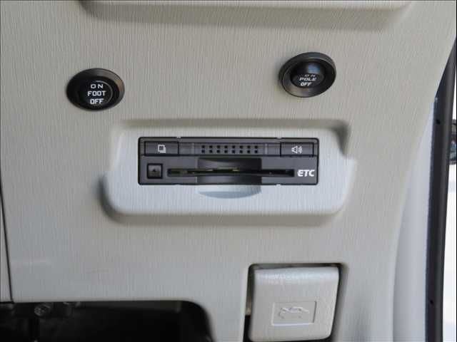 TOYOTA PRIUS ALPHA 2012 Image 31