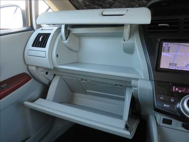 TOYOTA PRIUS ALPHA 2012 Image 31