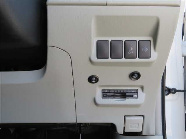 TOYOTA PRIUS ALPHA 2012 Image 31