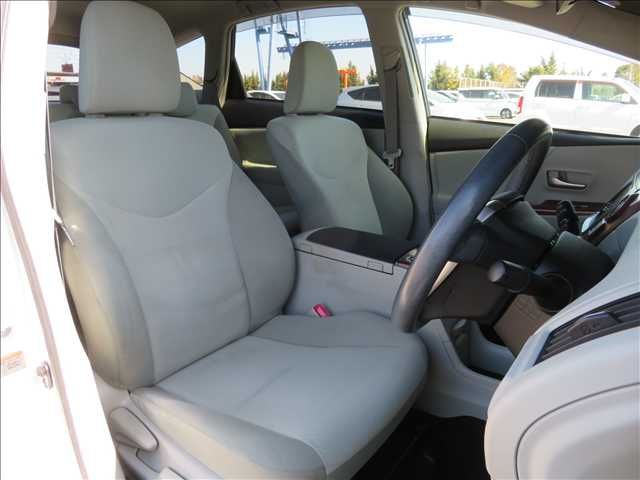 TOYOTA PRIUS ALPHA 2012 Image 31