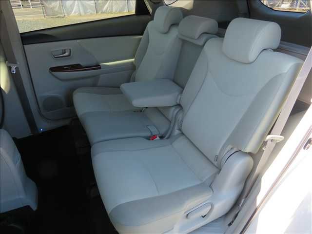 TOYOTA PRIUS ALPHA 2012 Image 31