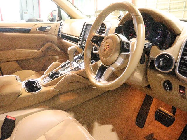 PORSCHE CAYENNE 2016 Image 31