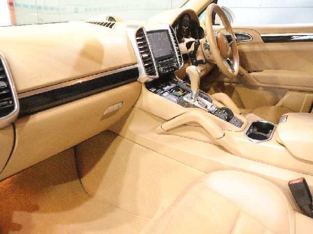 PORSCHE CAYENNE 2016 Image 31