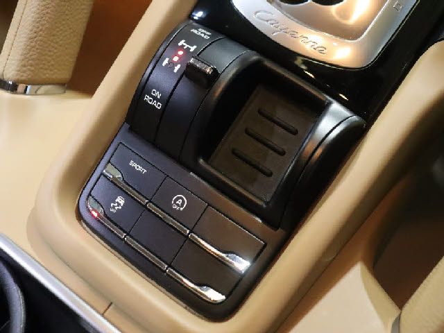 PORSCHE CAYENNE 2016 Image 31