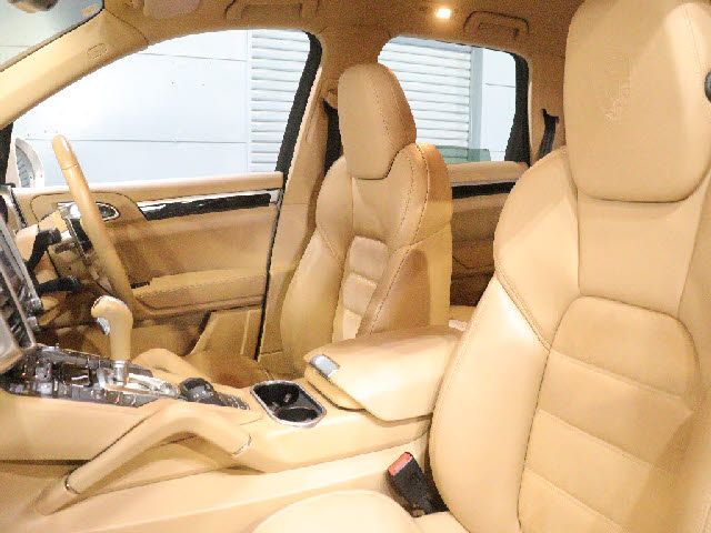 PORSCHE CAYENNE 2016 Image 31