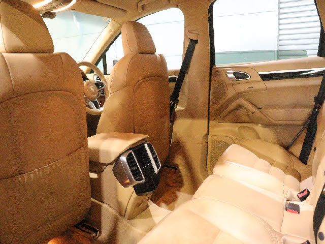 PORSCHE CAYENNE 2016 Image 31