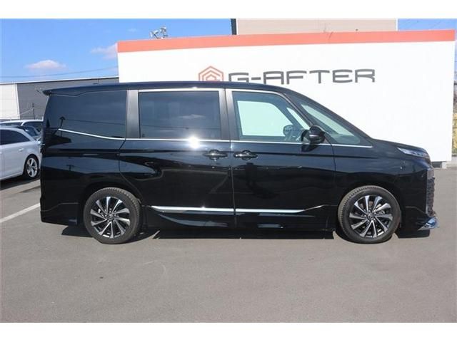 TOYOTA VOXY HYBRID 2022 Image 31