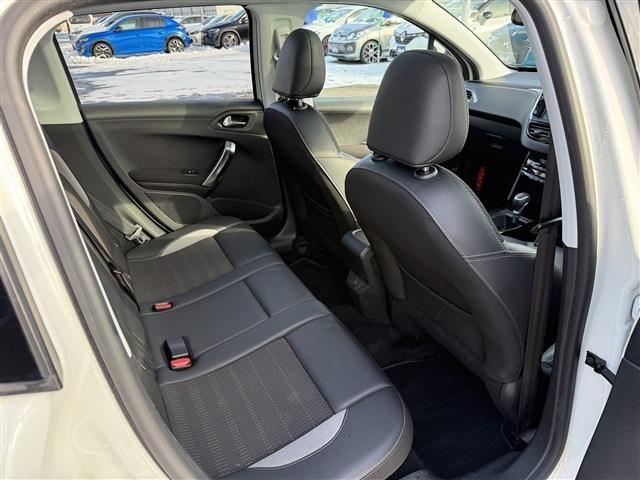 PEUGEOT 2008 2018 Image 31
