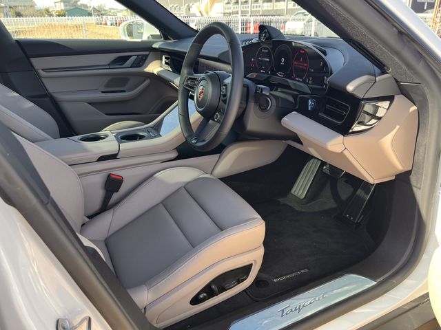 PORSCHE TAYCAN 2025 Image 31