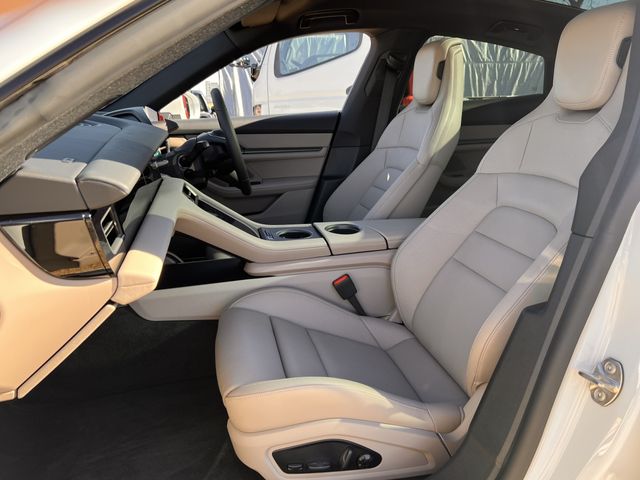 PORSCHE TAYCAN 2025 Image 31