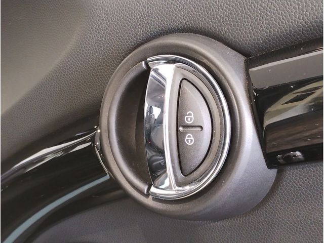 BMW MINI COOPER D 5DOOR 2021 Image 31