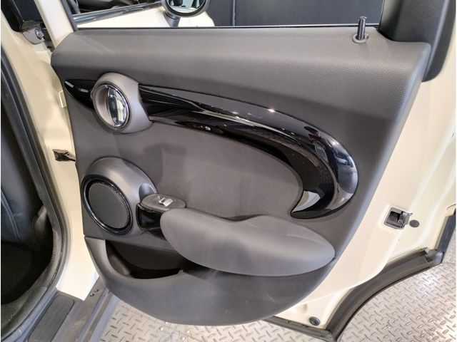 BMW MINI COOPER D 5DOOR 2021 Image 31
