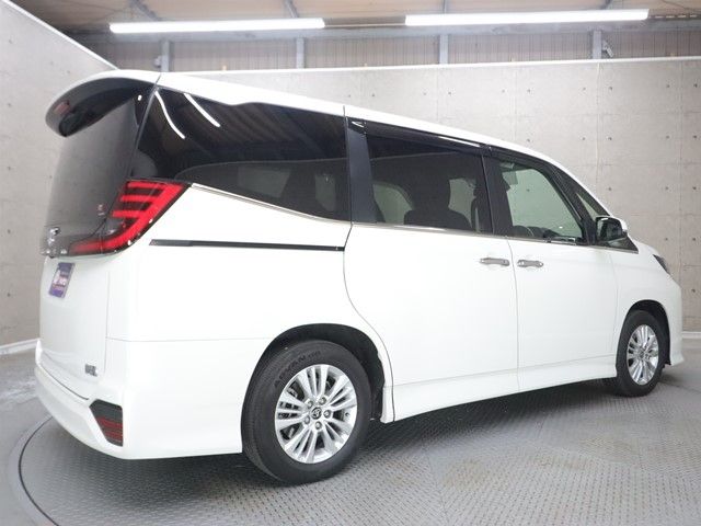 TOYOTA NOAH HYBRID 2022 Image 31