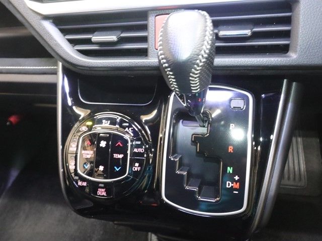 TOYOTA NOAH 2016 Image 31