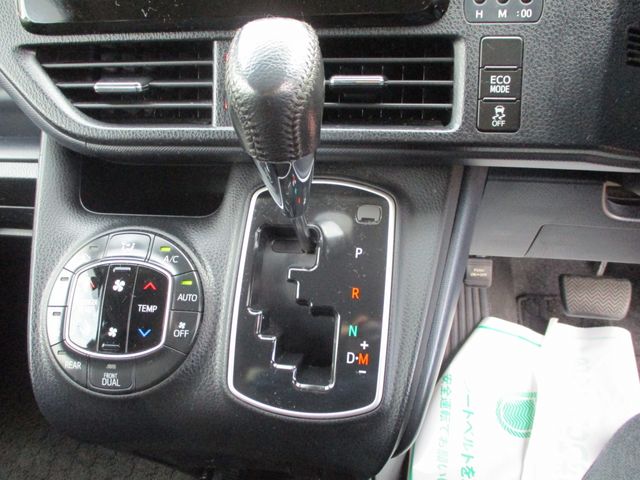 TOYOTA VOXY 2015 Image 31